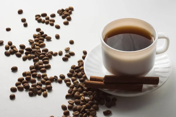 커피, 커피 콩 흰색 배경에 흰색 컵 — 스톡 사진