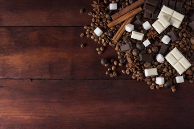 Karanlık ve beyaz çikolata, kahve fasulye, çikolata topları, baharatlar,