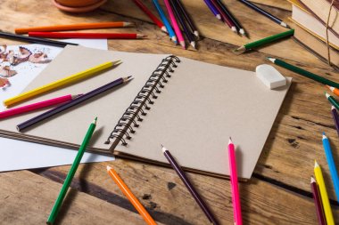 Açık Sketchbook, saf kağıt levha, eski Wo üzerinde renkli kalemler