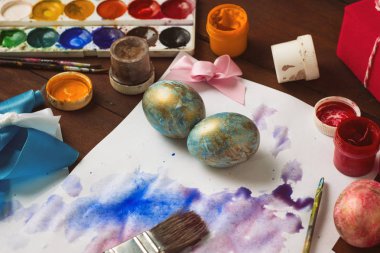 Paskalya yumurtaları, fırçalar, boyalar, yumurtalarının preprimary resmini