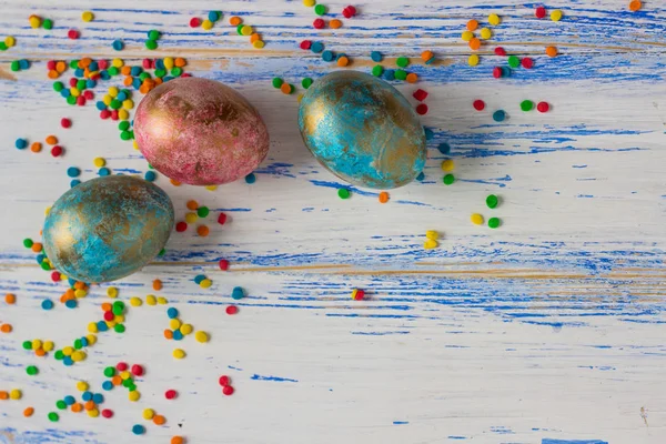 부활절 달걀, 흰색 나무 바탕에 여러 가지 빛깔된 과자. — 스톡 사진