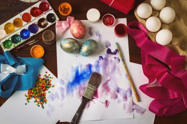 Paskalya yumurtaları, fırçalar, boyalar, yumurta, tatlı preprimary resmini