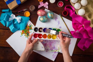 Paskalya yumurtaları, fırçalar, boyalar, yumurta, tatlı preprimary resmini