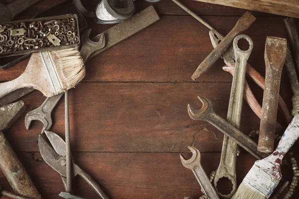 Koyu ahşap arka plan üzerinde bir çalışma aracı. Babalar günü kavramı