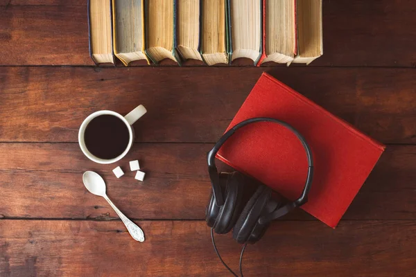 Libros, Auriculares Negros, Cubos de Azúcar y Copa Blanca con Coff Caliente — Foto de Stock