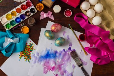 Paskalya yumurtaları, fırçalar, boyalar, yumurta, tatlı preprimary resmini