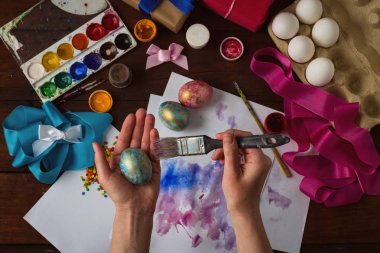 Mutlu paskalyalar. Kadınların elleri zaman tablo Easter Yumurta üzerinde bir ba