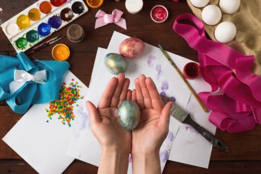 Mutlu paskalyalar. Kadınların elleri zaman tablo Easter Yumurta üzerinde bir ba