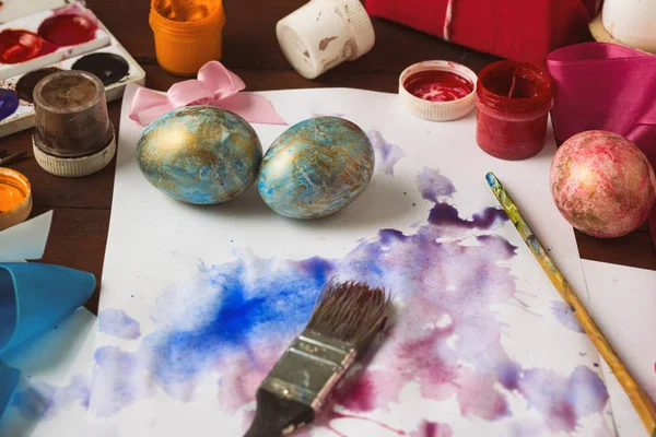 Preprimary malowanie pisanek, pędzle, farby, jaja na — Zdjęcie stockowe