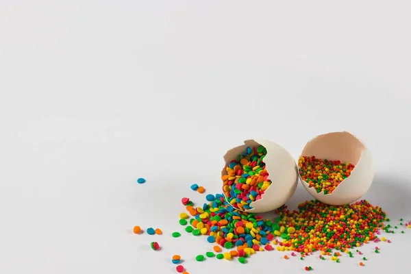 Два розбиті яєчні шкаралупи та Великодня Солодкі різнокольорові прикраси — стокове фото