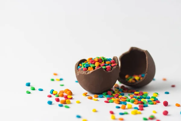 깨진 다 색된 사탕 장식 초콜릿 부활절 달걀 — 스톡 사진