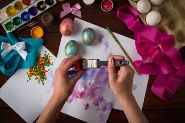 Mutlu paskalyalar. Karanlık bir woo bir arka plan üzerinde yumurta Paskalya boyama