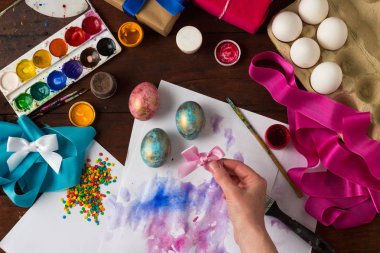 Mutlu paskalyalar. Karanlık bir woo bir arka plan üzerinde yumurta Paskalya boyama