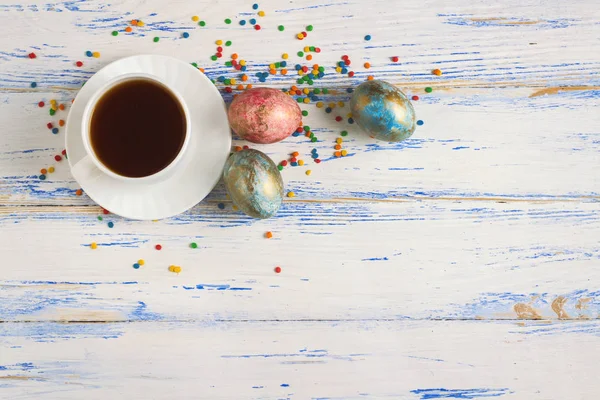 부활절 달걀과 커피, 다 색 장식 과자 컵 — 스톡 사진