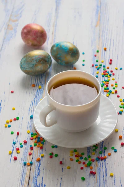 부활절 달걀과 흰색 나무 테이블에서 커피 한 잔 — 스톡 사진