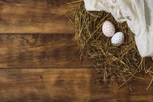Két Húsvét ikra-ban a fészek és a fából készült Bac fehér szövet — Stock Fotó