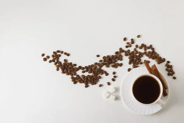 Taza blanca con café, granos de café sobre un fondo blanco. Plano —  Fotos de Stock