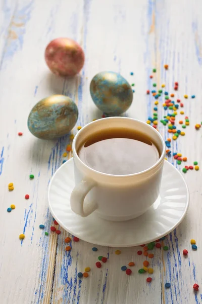 부활절 달걀과 흰색 나무 테이블에서 커피 한 잔 — 스톡 사진