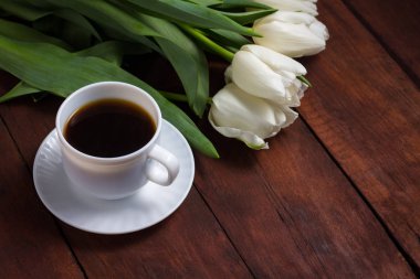 Beyaz Laleler ve bir fincan kahve koyu ahşap arka plan üzerinde. Co