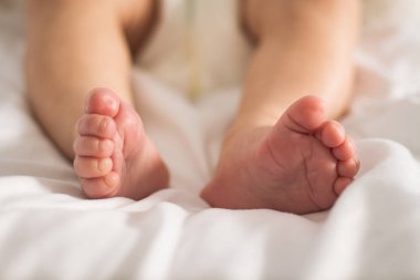 Bebek bacakları üzerinde beyaz bir battaniye. Dar odak