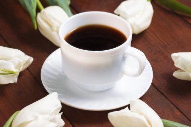 Bir daire ve bir fincan kahve Merkezi o beyaz laleler yalan