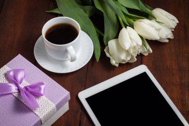 Beyaz Lale, bir fincan kahve ve koyu ahşap backgr bir hediye