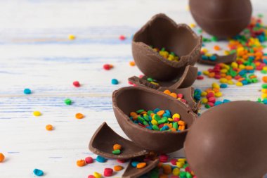 Paskalya çikolata yumurta, çok renkli tatlılar eski üzerinde beyaz ahşap