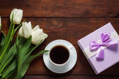 Beyaz Lale, bir fincan kahve ve koyu ahşap backgr bir hediye