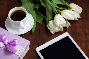 Beyaz Lale, bir fincan kahve ve koyu ahşap backgr bir hediye