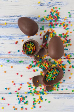 Paskalya çikolata yumurta, Beyaz ahşap b çok renkli tatlılar