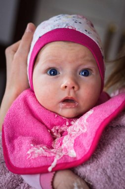 Küçük bebek anne sütü ile regurgitated. Çocuklar için bakım. Ba