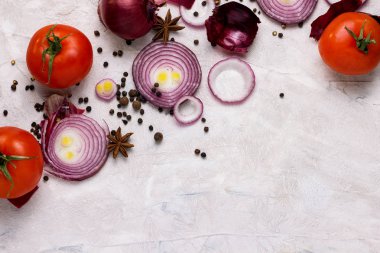Ürün yelpazesine taze organik sebze domates baharat yüzük kırmızı üzerinde