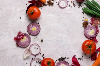 Ürün yelpazesine taze organik sebze dağınık beyaz arka plan N