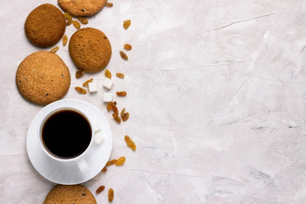 커피와 비스킷, 건포도 및 복사 공간 흰색 컵. Breakf — 스톡 사진