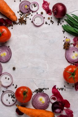 Ürün yelpazesine taze organik sebze dağınık beyaz arka plan N