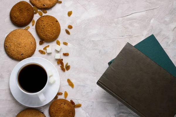 Homemade Oatmeal Cookies and Books on a Light Concrete Backgroun — Stock Photo, Image