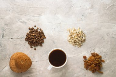 Tanımlama bilgileri, yulaf ezmesi, kahve, Kuru üzüm ve bir fincan kahve bir ışık