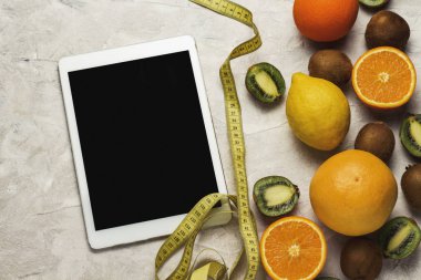 Greyfurt, portakal, limon, kivi, boş Tablet, bant üzerinde ölçüm