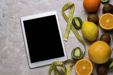 Greyfurt, portakal, limon, kivi, boş Tablet, bant üzerinde ölçüm