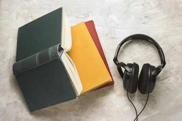 Boeken en koptelefoon op een witte achtergrond van de stenen. Concept Audiob — Stockfoto