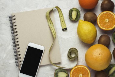 Telefon, not defteri, teyp ve taze organik meyve ölçülür. Konsantrasyon