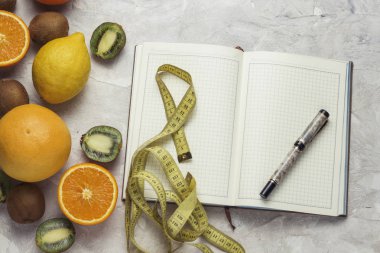 Kayıtlar, ölçüm bandı ve organik meyve için günlüğü üzerinde bir ışık 