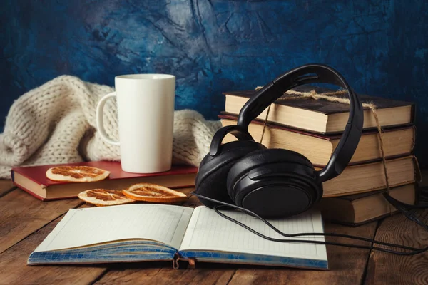 Los libros están apilados, auriculares, taza blanca, rebanadas de naranja, Di abierto — Foto de Stock