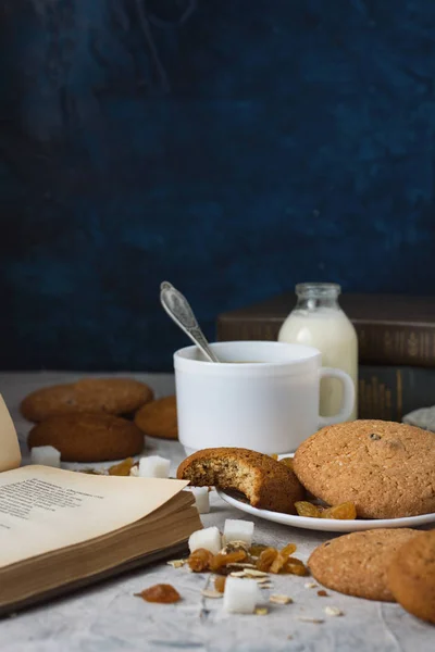 Oatmeal cookies of manual work, Books, Oatmeal Flakes, Cup of Co — Stock Photo, Image