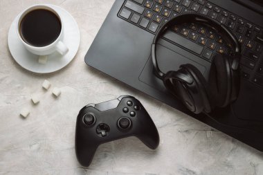 Top Gamepad, Laptop ve kulaklık, fincan kahve ile bir