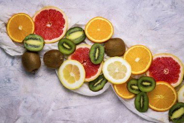 Taze tropikal meyve, greyfurt, limon, portakal, kivi bir aydınlık üzerinde