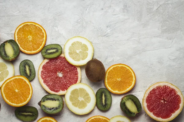 Frutas tropicales frescas, Pomelo, Limón, Naranja, Kiwi on a Ligh — Foto de Stock