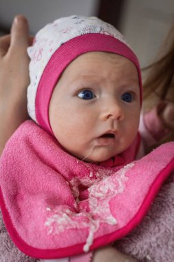 Küçük bebek anne sütü ile regurgitated. Çocuklar için bakım. Ba