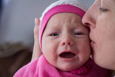 Annem ellerinde tutar ve ağlayan bir çocuk yatıştırır