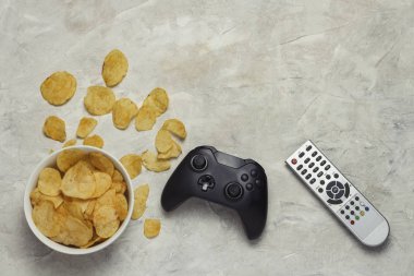 Uzaktan kumanda Tv, cips ile kase, ışıklı Gamepad